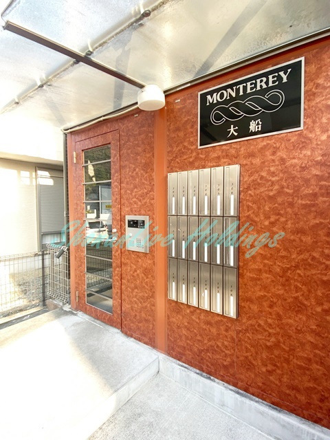 横浜市栄区飯島町のアパートのエントランス