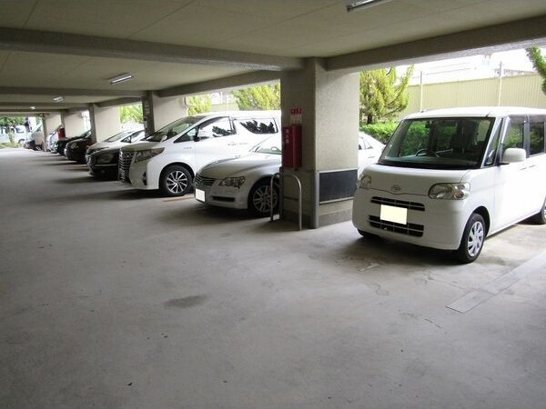 KM江坂の駐車場