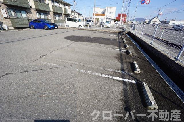 ヴェルデ津森の駐車場
