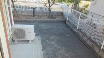 【バルコニー】 | ウエスト・ヴィオラ・カ－サⅠ | 外からの目が気にならないバルコニーで洗濯物が干せます