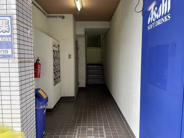 宇品丸八ビルのエントランス