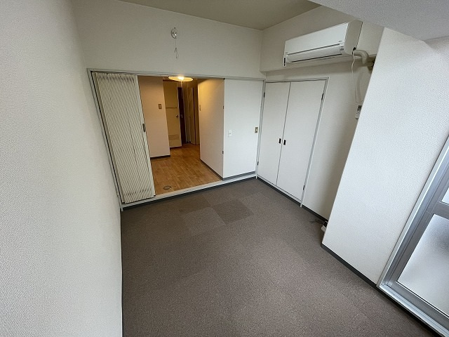 宇品丸八ビルの洋室