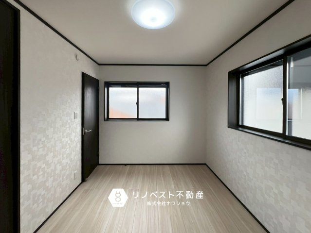 東大阪市花園東町2丁目の洋室|ライトは昼白色にするとお部屋が広く見えます♪