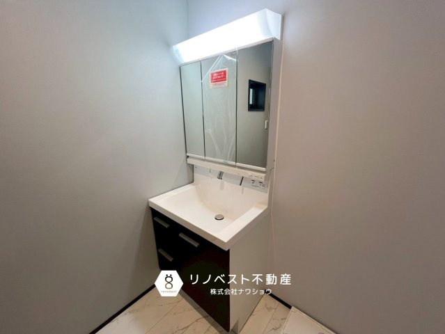 東大阪市花園東町2丁目の独立洗面台|三面鏡付独立洗面台で朝の身支度がスムーズに進みますね♪