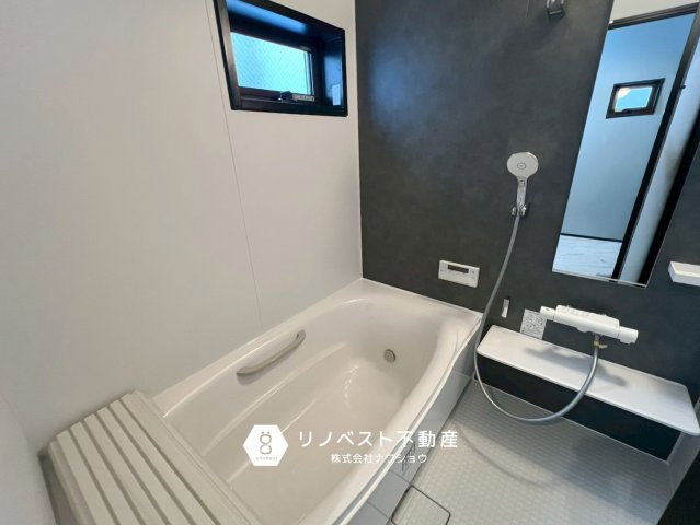 東大阪市花園東町2丁目の浴室|シックな壁紙が印象的なバスルーム。
落ち着いた空間でゆったりとお過ごしいただけます♪