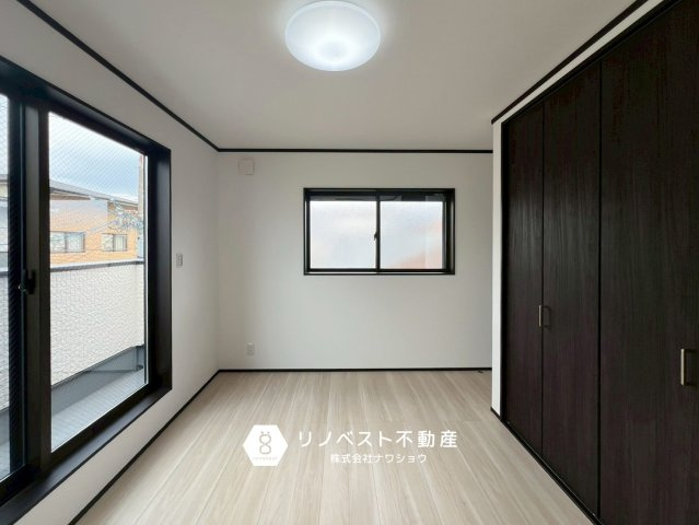 東大阪市花園東町2丁目の洋室|バルコニーに面す約6.5帖の洋室。広々としています♪
大容量のクローゼット付き◎