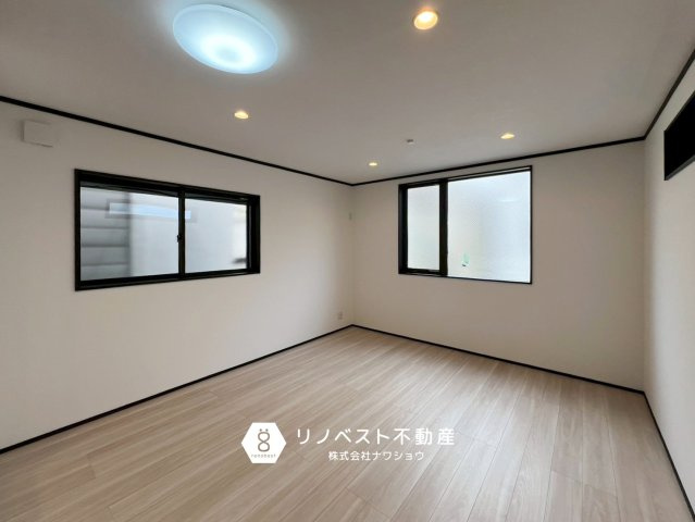 東大阪市花園東町2丁目の洋室|ダウンライトが空間を広く、お洒落に見せてくれます♪
２面採光で風通りも良いです！
