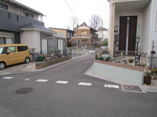 桶川市坂田西　売地の前面道路含む現地写真