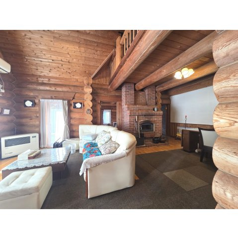 柏野町ログハウスの居間・リビング