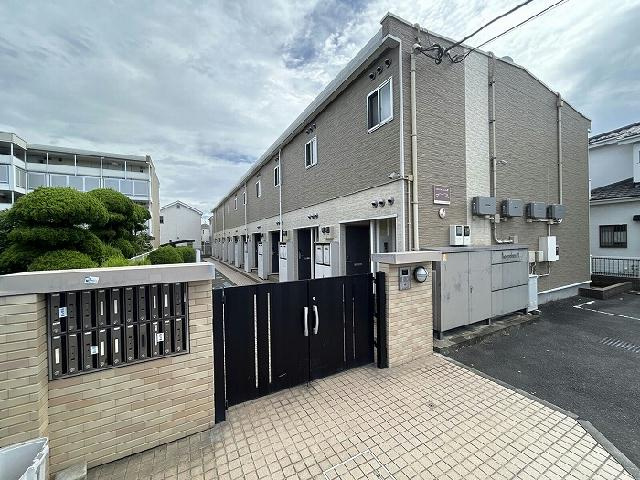 レオパレスリバーサイド西水元のエントランス