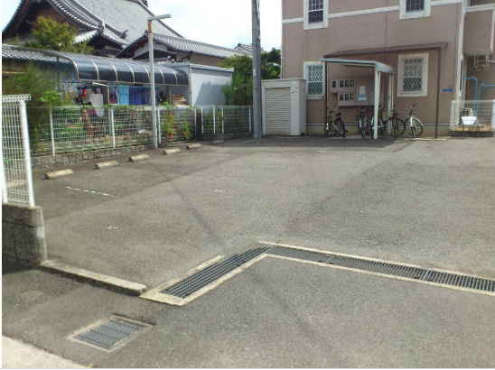 メゾン・佐野の駐車場