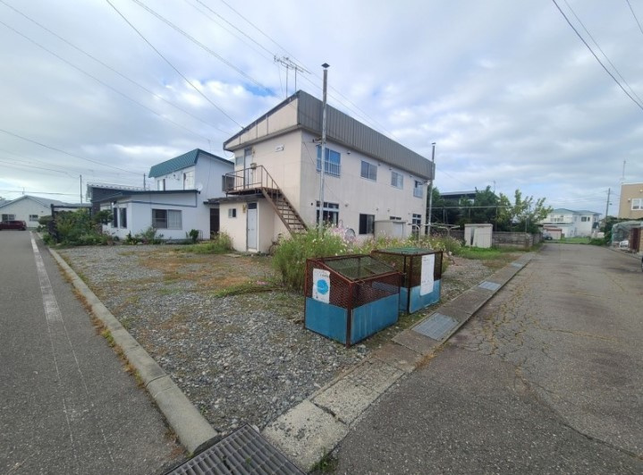  北海道日高郡新ひだか町　全空アパートの外観