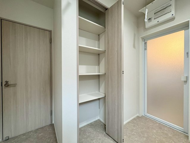 「LDK18帖超」南国市後免町2号地　新築一戸建ての収納|洗面室の小物やタオルもすっきり。家事動線もスムーズ。