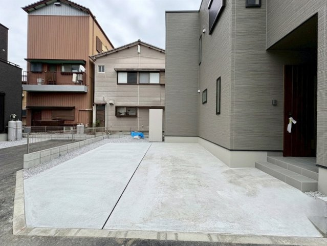 「LDK18帖超」南国市後免町2号地　新築一戸建ての駐車場|車2台駐車可能！ゆとりある敷地に建つ、モダンな新築住宅☆