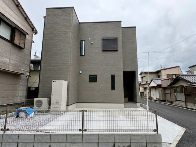 「LDK18帖超」南国市後免町2号地　新築一戸建ての外観|隣家との距離も適度。プライバシーに配慮された安心の住環境。