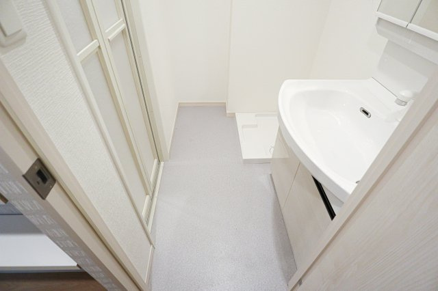 サヴォイラコートワジー　2階の洗面所|別号室のものです。現状優先になります。