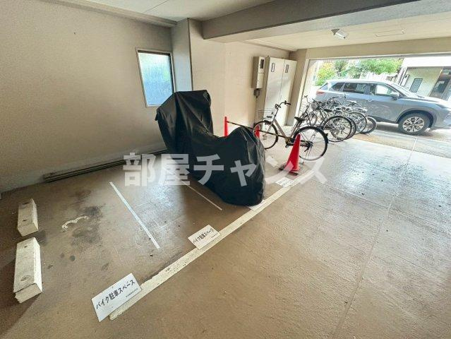 音羽壱番館金山の駐車場