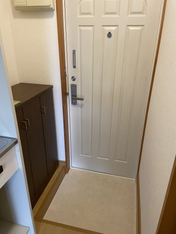 御所野ハイツCの玄関|※同じタイプの間取です。実際の色や建具は異なります。