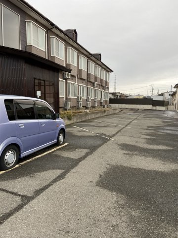 御所野ハイツCの駐車場