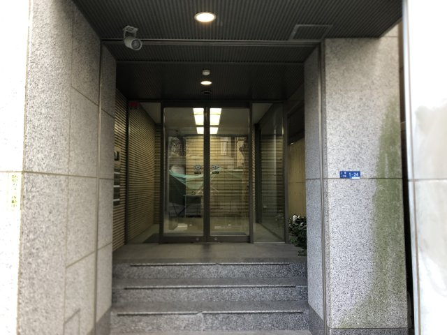 大阪市中央区上町１丁目の店舗事務所のエントランス