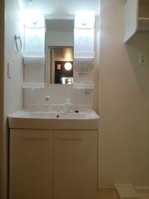 【洗面所】 | マンテーレ | 明るい洗面所です