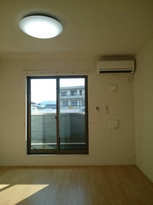 【居間・リビング】 | マンテーレ | こちらの居間で趣味の時間をお楽しみください