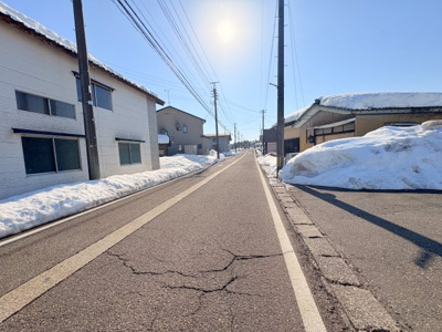 【前面道路含む現地写真】 | 三条市荻堀　4LK