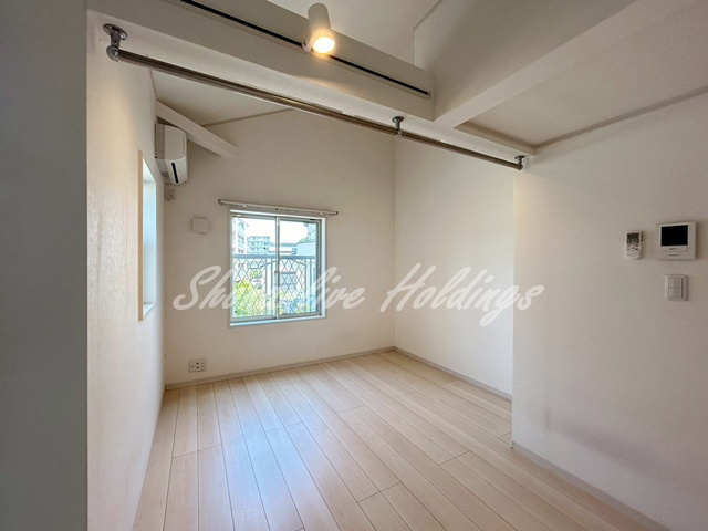 サンノーブル鎌倉の居間・リビング|ロフト付きなので天井高で広々としたお部屋♪