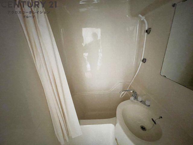 シンプルなユニットバス☆窓付きで換気も楽々！
