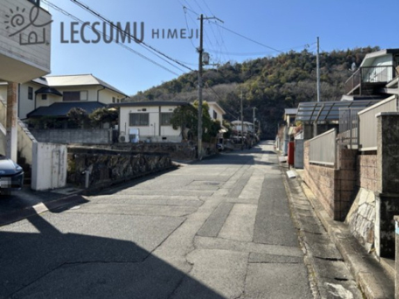 姫路市白鳥台2丁目/中古戸建の前面道路含む現地写真