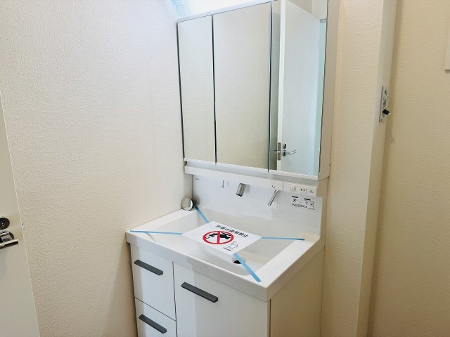 八王子市　中野町　新築一戸建て　２期の独立洗面台|～３面鏡付きの独立洗面台　細々している物をスッキリ収納出来ます～