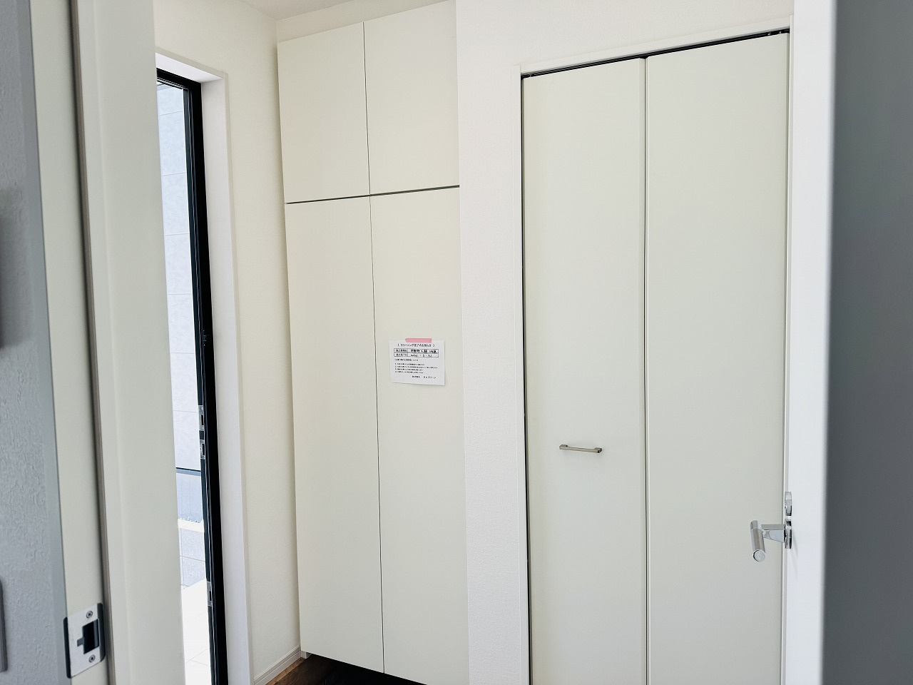 八王子市　中野町　新築一戸建て　２期の玄関|～トールタイプのシューズボックス　別に収納もあり、玄関がスッキリと片付きます～