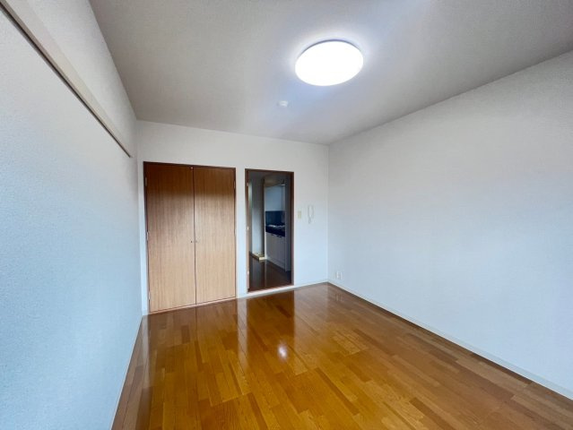 シプレスの洋室