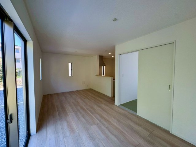 クレイドルガーデン南城市佐敷佐敷 第1・1号棟の居間・リビング|二面採光で明るく広々としたLDK15帖＋タタミコーナー4.5帖