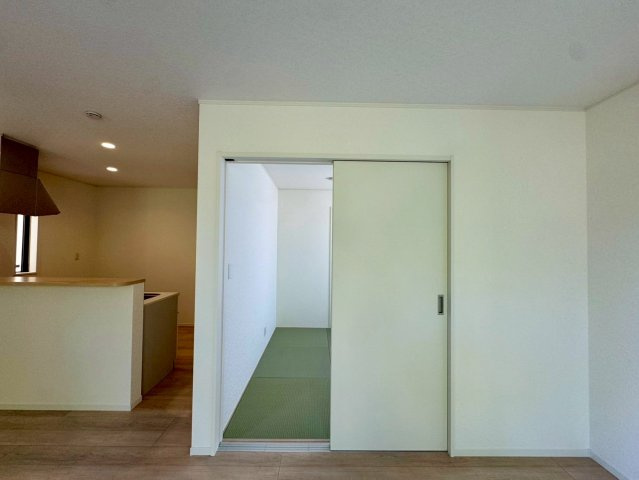 クレイドルガーデン南城市佐敷佐敷 第1・1号棟の居間・リビング|リビングに隣接するタタミコーナー4.5帖