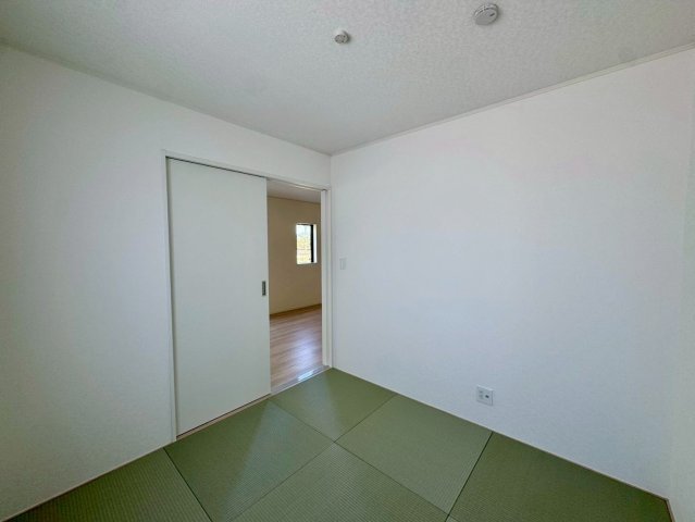 クレイドルガーデン南城市佐敷佐敷 第1・1号棟の和室|リビングに隣接するタタミコーナー4.5帖