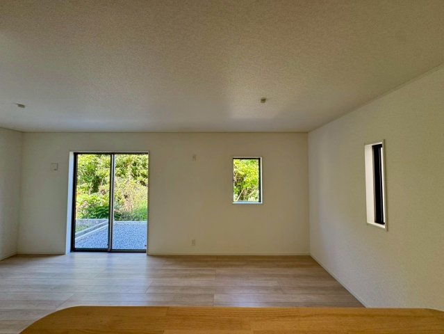 クレイドルガーデン南城市佐敷佐敷 第1・1号棟の居間・リビング|対面式キッチンからダイニングの眺め