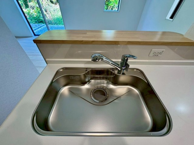 クレイドルガーデン南城市佐敷佐敷 第1・1号棟の浴室|浄水器付きキッチンの流し台