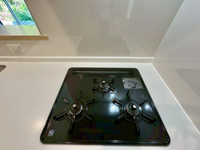 クレイドルガーデン南城市佐敷佐敷 第1・1号棟のキッチン|ガスコンロ３口