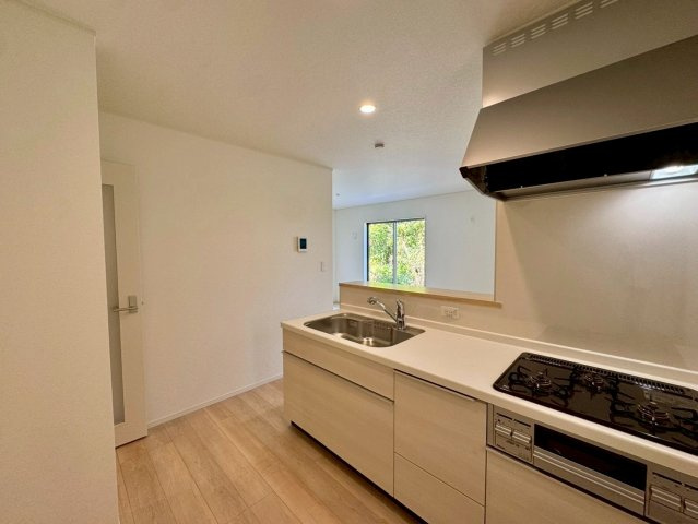 クレイドルガーデン南城市佐敷佐敷 第1・1号棟のキッチン|奥行きがあり家事が捗る対面式のシステムキッチン♪