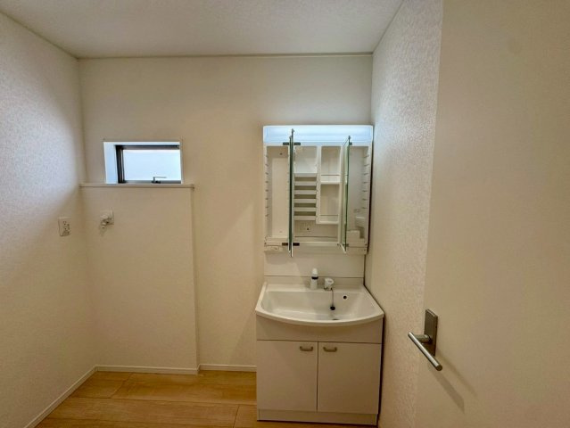 クレイドルガーデン南城市佐敷佐敷 第1・1号棟の独立洗面台|ハンドシャワー付き洗面化粧台＆洗濯機置場／洗面室に窓