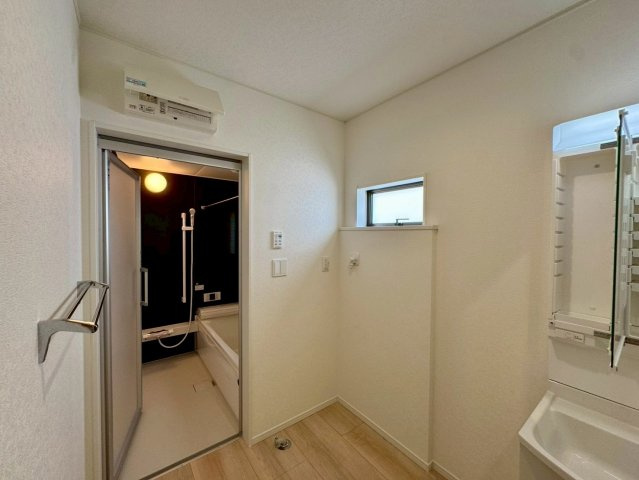 クレイドルガーデン南城市佐敷佐敷 第1・1号棟の独立洗面台|ハンドシャワー付き洗面化粧台＆洗濯機置場から浴室への動線