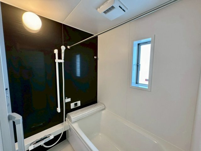 クレイドルガーデン南城市佐敷佐敷 第1・1号棟の浴室|浴室換気暖房乾燥機付きユニットバス／物干し竿付き／浴室に窓