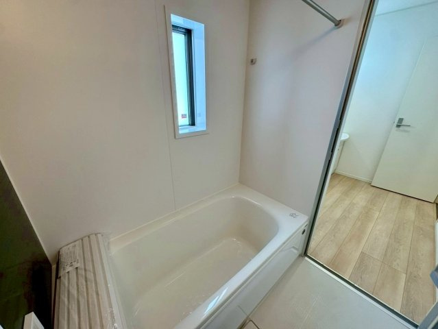 クレイドルガーデン南城市佐敷佐敷 第1・1号棟の浴室|浴槽・浴室窓付き