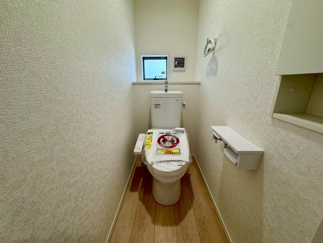 クレイドルガーデン南城市佐敷佐敷 第1・1号棟のトイレ|１階トイレ・換気窓＆収納棚付き／温水洗浄便座