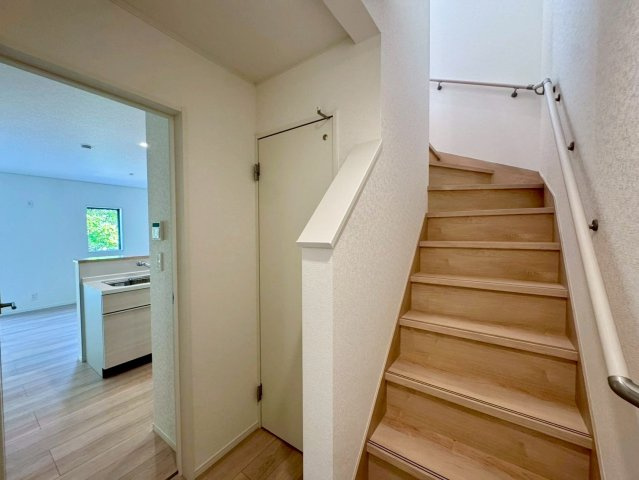 クレイドルガーデン南城市佐敷佐敷 第1・1号棟の内装|手すり付き階段