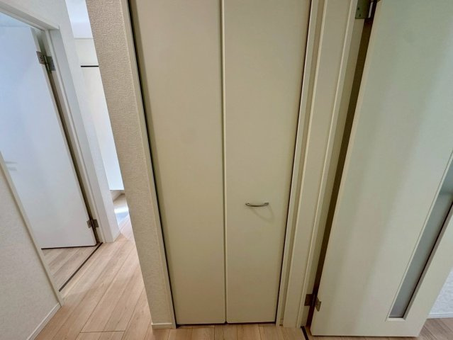クレイドルガーデン南城市佐敷佐敷 第1・1号棟のその他|２階廊下側に設置された便利なクローゼット収納