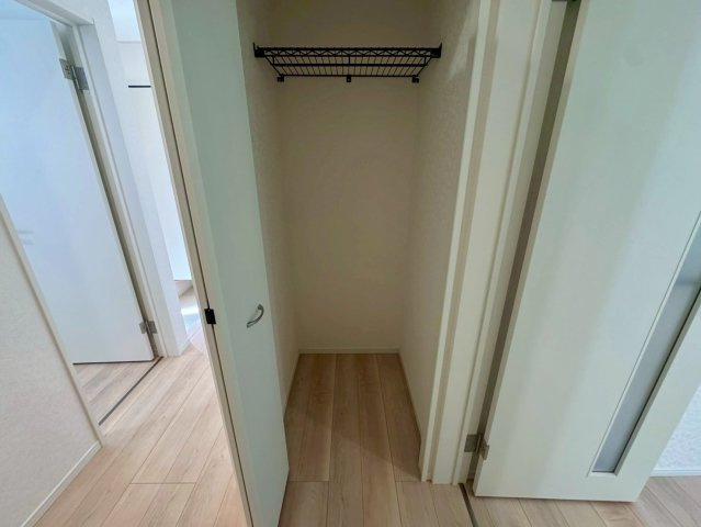 クレイドルガーデン南城市佐敷佐敷 第1・1号棟の収納|２階廊下側に設置された便利なクローゼット収納