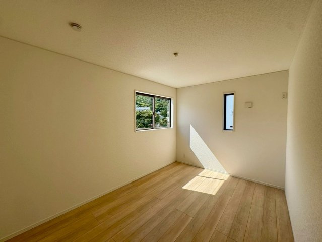 クレイドルガーデン南城市佐敷佐敷 第1・1号棟の洋室|二面採光の２階主寝室6.7帖＋WIC2帖