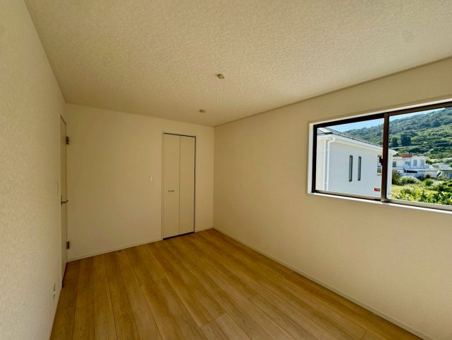 クレイドルガーデン南城市佐敷佐敷 第1・1号棟の洋室|二面採光の２階主寝室6.7帖＋WIC2帖